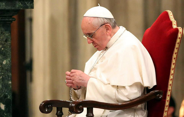 Francis-prays-rosary.jpg